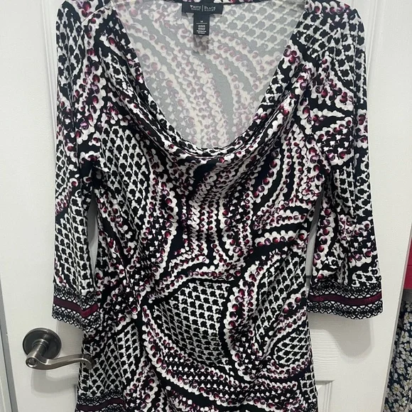 White House Black Market Fitted Graphic Blouse with Cuffed 3/4 Sleeves - Picture 2 of 11